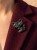 Elegancka broszka w kształcie białego kwiata z czarnym konturem