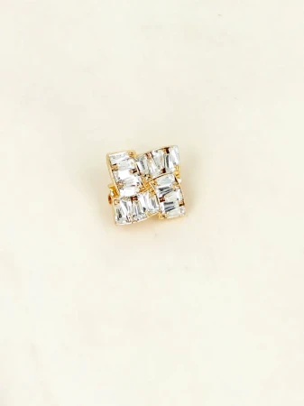Elegancka geometryczna broszka w kolorze złota z kryształkamI