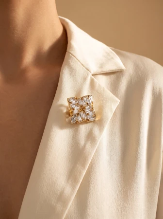 Elegancka geometryczna broszka w kolorze złota z kryształkami