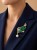 Elegancka broszka w kolorze złota z zielonymi kamieniami i perłową zawieszką