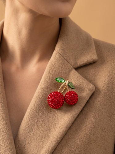 Przejdź do produktu Elegancka broszka w kolorze złota z zielonymi kamieniami i perłową zawieszką