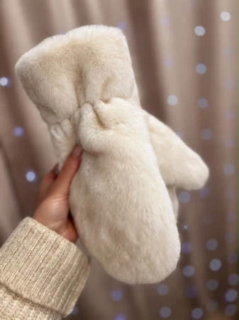 Białe puszyste rękawice