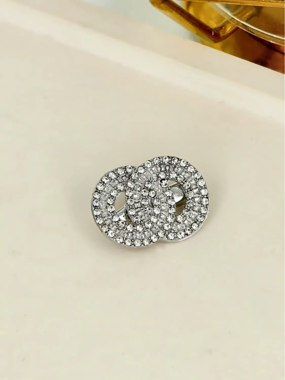 Elegancka broszka z cyrkoniami – ponadczasowy wzór splecionych kół