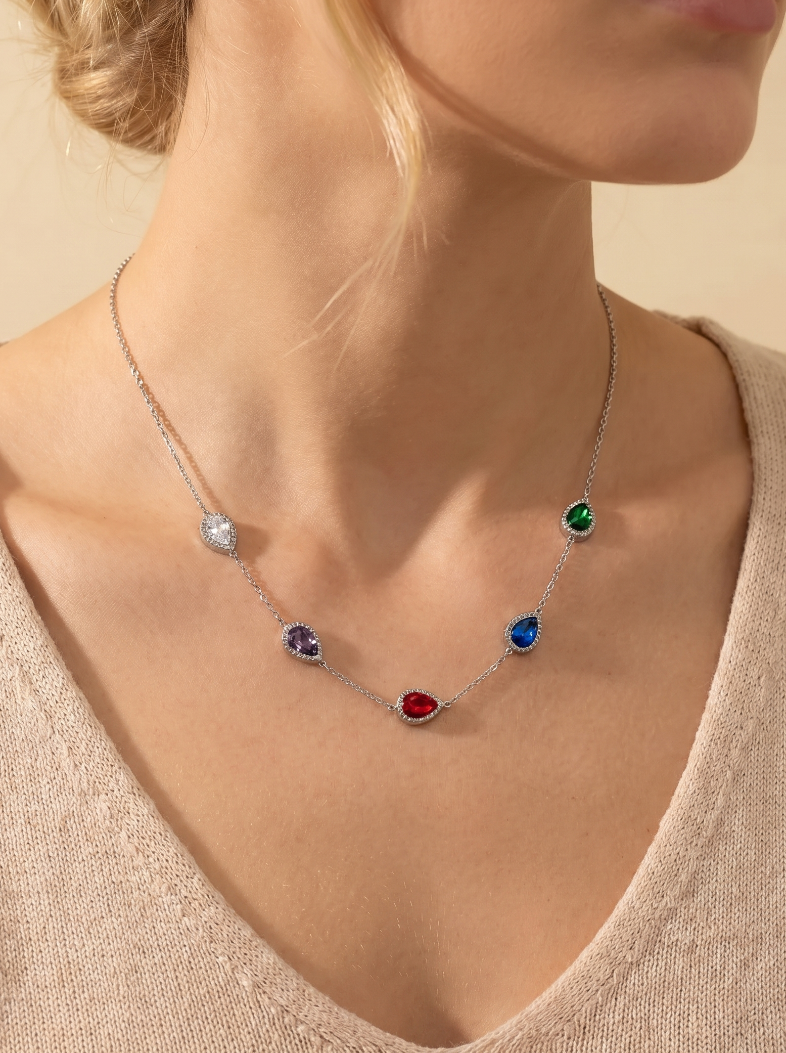 Srebrzysty naszyjnik z kolorowymi cyrkoniami w kształcie łezek