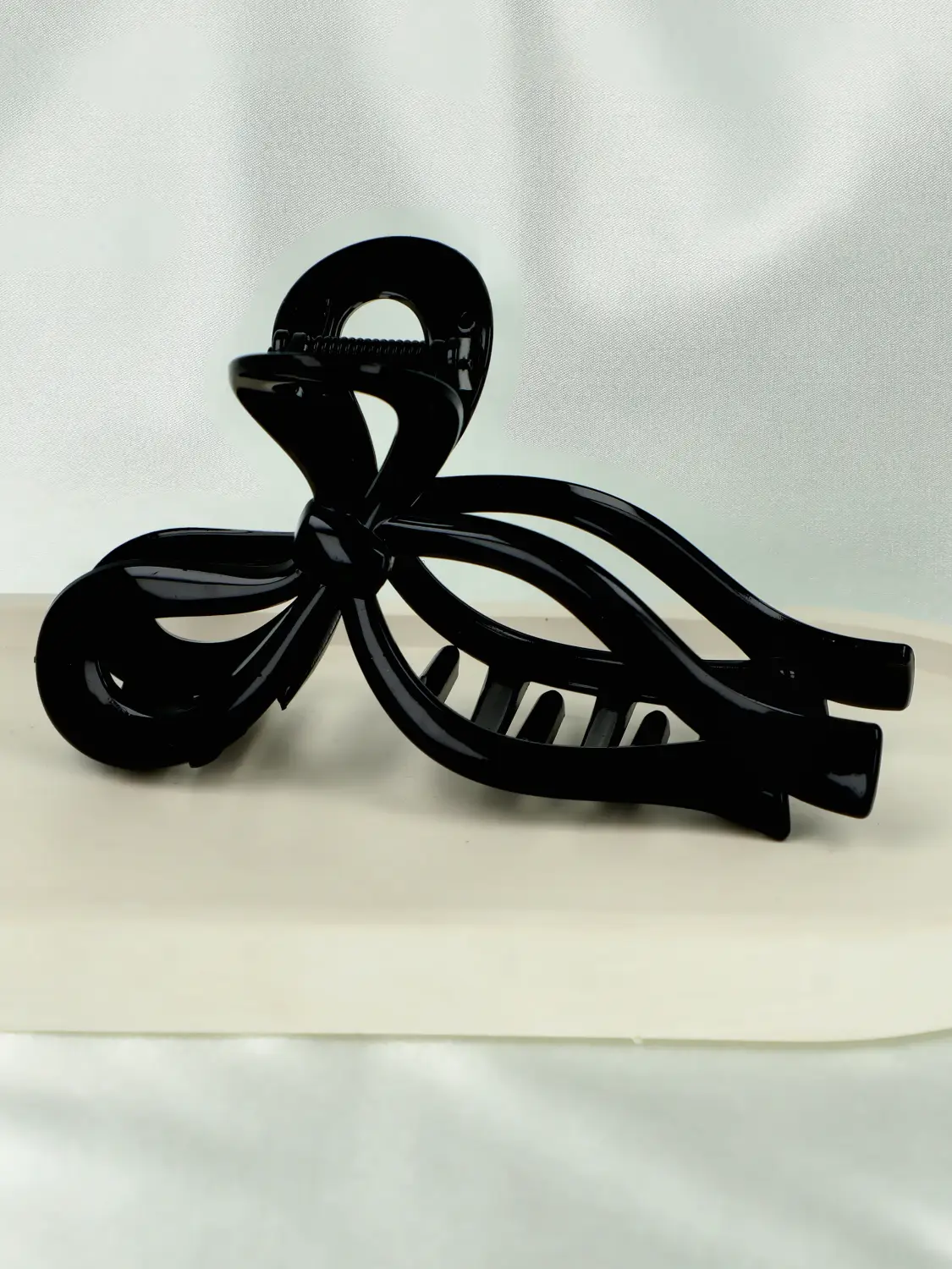 Elegancka spinka do włosów z motywem kokardy