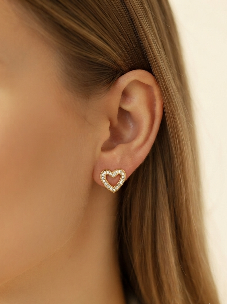 Kolczyki w złotym kolorze z motywem serca ze stali
