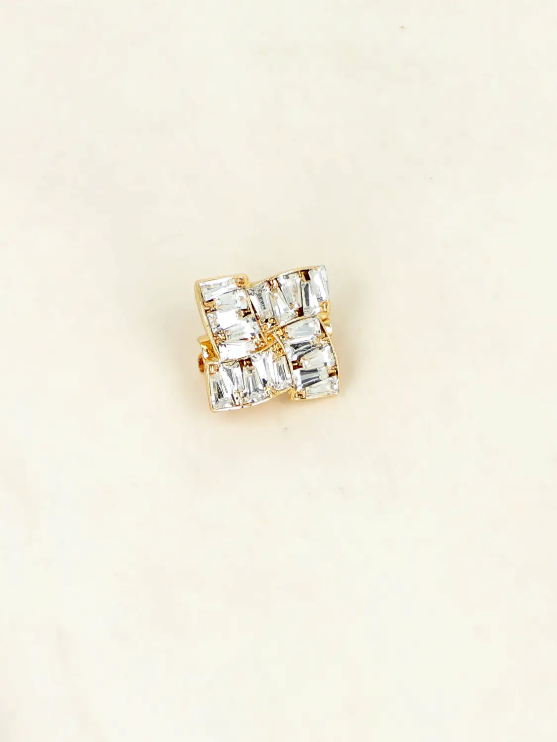 Elegancka geometryczna broszka w kolorze złota z kryształkamI