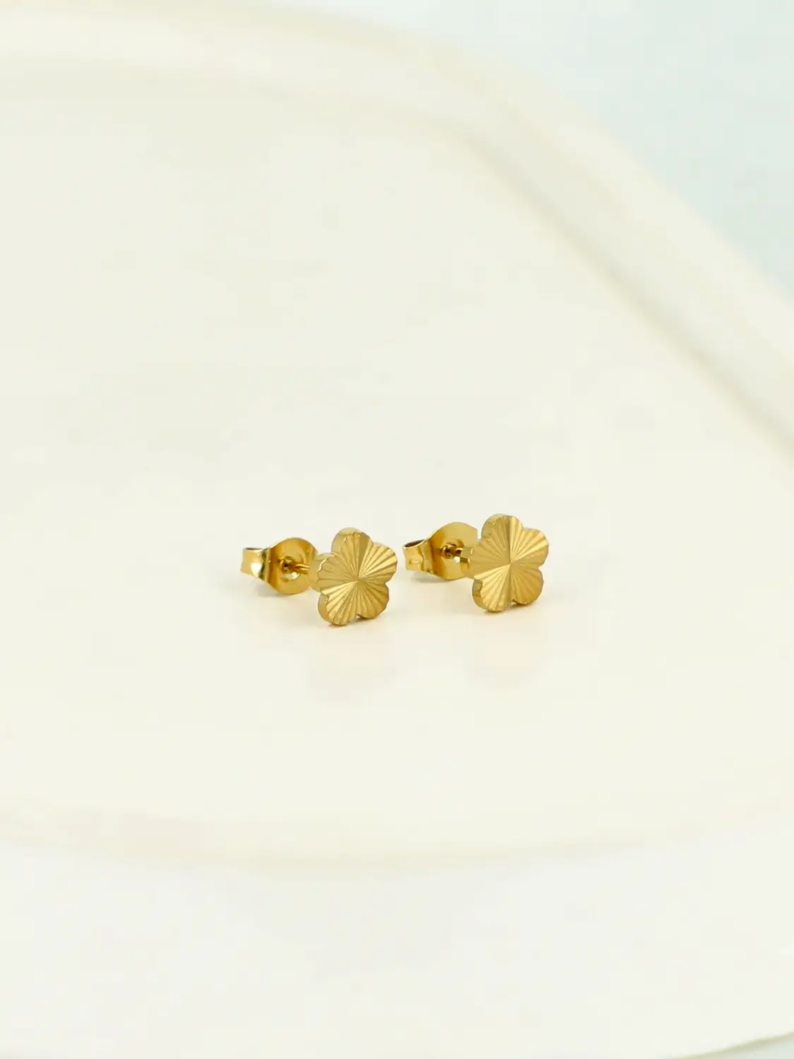 Kolczyki w kolorze złota z motywem kwiatów